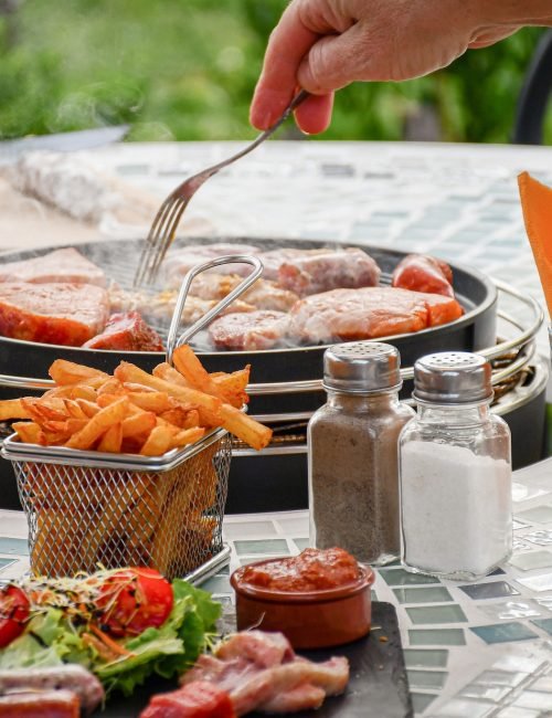 Plancha-grill installée sur une table réalisée à la main dans un espace dédié et bucolique.